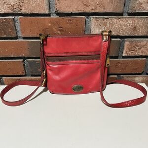 Fossil Explorer Mini Crossbody Bag Red Leather Zip Closure Adjustable Strap